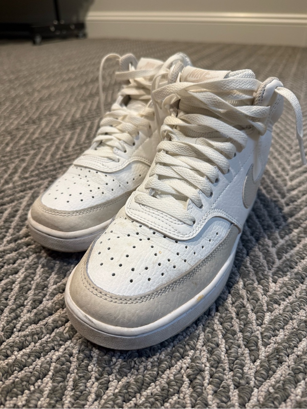 Women’s Nike High Top Sneakers sz 8